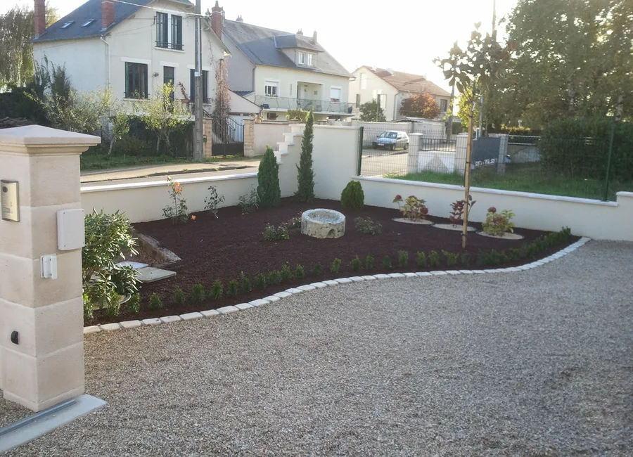 Massif paysager avec gravier et plantations